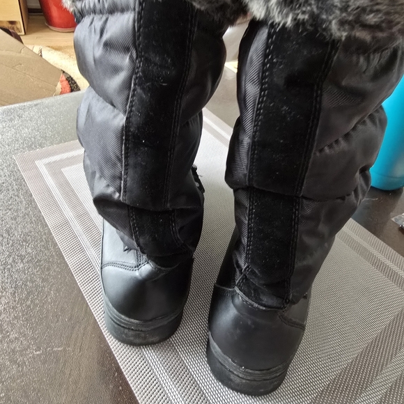 Like New Condition Women's Black Faux Fur Winter Boots - Picture 4 of 5